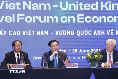 Chủ tịch Quốc hội dự Tọa đàm cấp cao Việt-Anh về kinh tế, thương mại