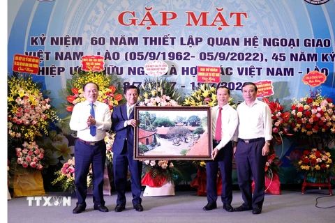 Tô thắm thêm tình đoàn kết hữu nghị và hợp tác toàn diện Việt Nam-Lào