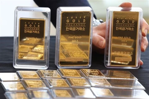 Giá vàng châu Á giảm xuống gần mức thấp nhất trong hai tuần