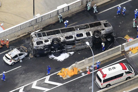 Nhật Bản: Xe buýt bị lật và bốc cháy trên cao tốc, 9 người thương vong