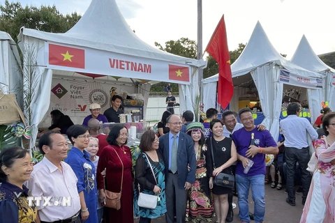 Việt Nam tham dự Làng ẩm thực quốc tế dưới chân tháp Eiffel