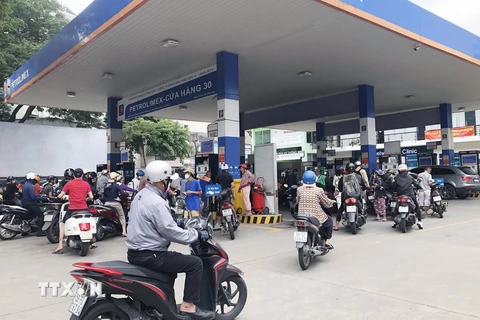 TP Hồ Chí Minh: Cửa hàng xăng dầu "gồng gánh" sức mua cao đột biến