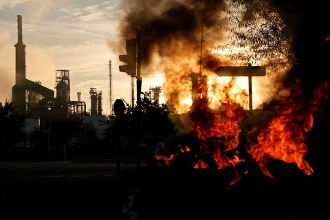 Exxon Mobil nỗ lực tái khởi động các nhà máy lọc dầu sau đình công