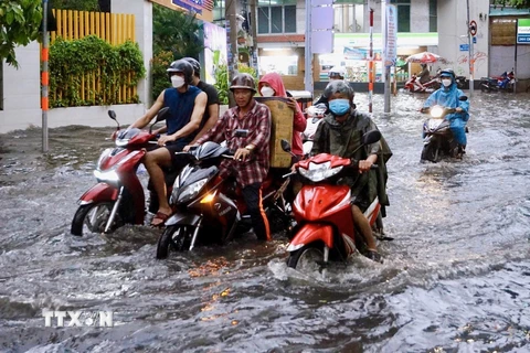 Triều cường gây ngập sâu nhiều tuyến đường tại Thành phố Hồ Chí Minh