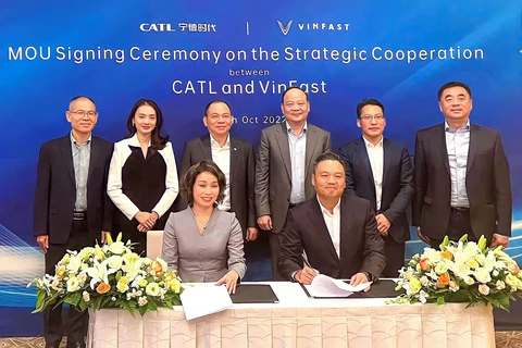 Ông Phạm Nhật Vượng dự lễ ký kết giữa VinFast với công ty pin xe điện