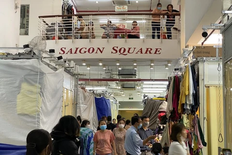 Tịch thu lượng lớn hàng giả được bày bán tại khu chợ Sài Gòn Square