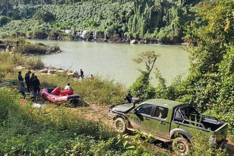 Vụ xe du lịch rơi xuống sông Sêrêpốk: Tích cực tìm kiếm người mất tích