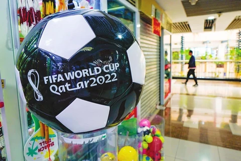 Trung Quốc hối hả sản xuất đồ cổ động cho fan thế giới trước World Cup