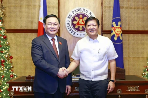 Chủ tịch Quốc hội Vương Đình Huệ hội kiến với Tổng thống Philippines