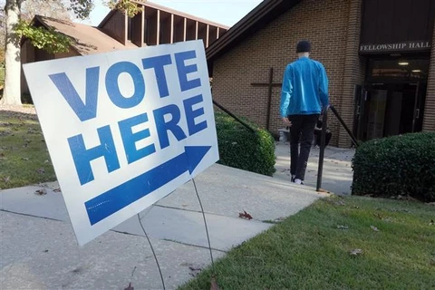 Một điểm bỏ phiếu trong cuộc bầu cử giữa nhiệm kỳ ở bang Georgia, Mỹ ngày 8/11/2022. Ảnh: AFP/TTXVN
