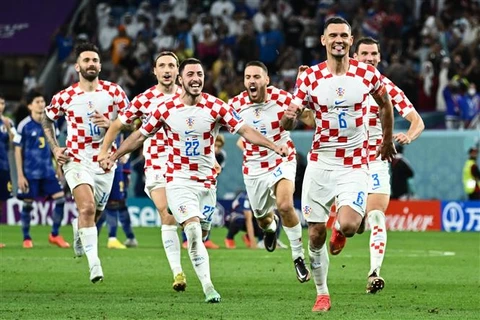Niềm vui của các cầu thủ Croatia sau khi đánh bại Nhật Bản để giành vé vào tứ kết World Cup 2022. (Ảnh: AFP/TTXVN)