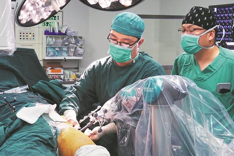 Trung Quốc sử dụng robot tự chế để phẫu thuật khớp gối cho bệnh nhân
