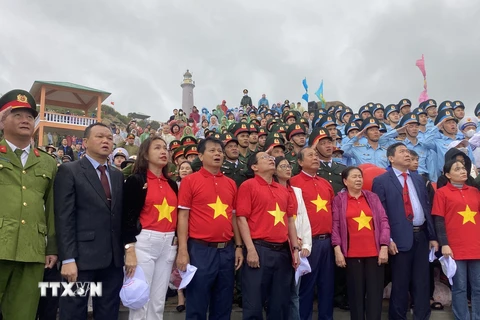 Linh thiêng Lễ chào cờ đầu năm tại cực Đông trên đất liền của Tổ quốc