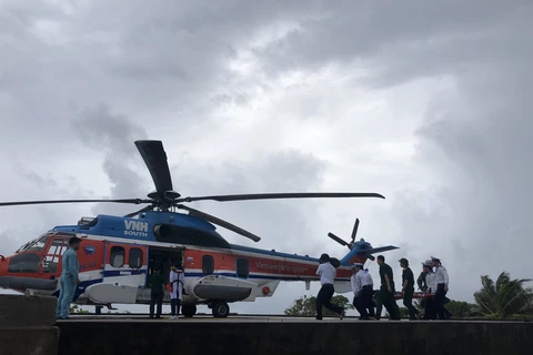Điều trực thăng đưa chiến sỹ bị tai nạn từ đảo Sơn Ca về đất liền 
