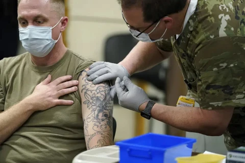 Lầu Năm Góc bỏ quy định bắt buộc binh sỹ tiêm vaccine ngừa COVID-19