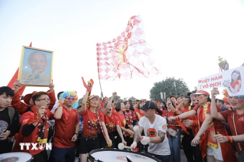 Hình ảnh khán giả tiếp lửa cho đội tuyển Việt Nam trên sân Mỹ Đình