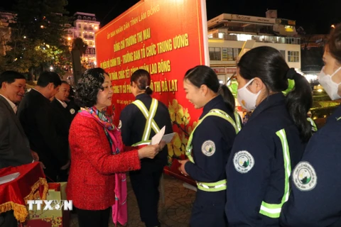 Bà Trương Thị Mai chúc Tết các công nhân môi trường tại Đà Lạt