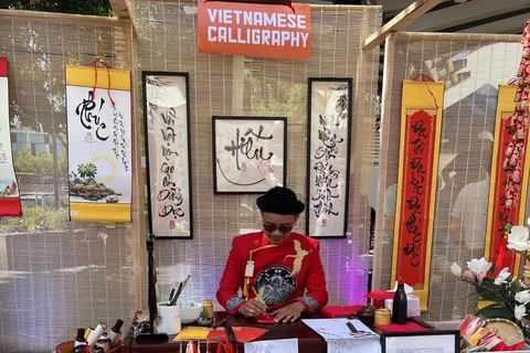 Người đưa thư pháp Việt giới thiệu với bạn bè quốc tế tại Australia
