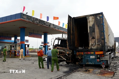 Quảng Nam: Xe tải cháy trơ khung trong đêm ngay trước cây xăng