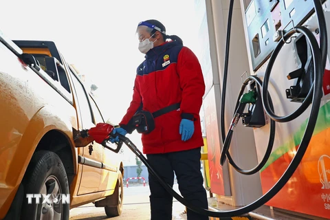 Giá dầu thế giới giảm 3% do lo ngại về nhu cầu nhiên liệu