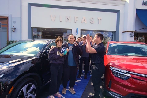 Khách hàng tại Mỹ háo hức nhận bàn giao xe VinFast VF 8