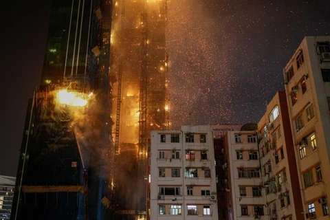 Hình ảnh ngọn lửa bốc cháy cuồn cuộn tại một tòa cao ốc ở Hong Kong