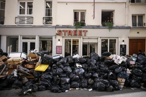 Những đống rác trên phố ở Paris và cuộc khủng hoảng mới của nước Pháp