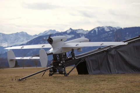 Đức lần đầu phát triển UAV mang theo thiết bị bay tấn công mặt đất