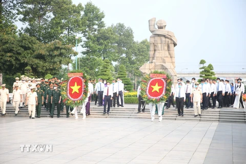 Đoàn đại biểu TP.HCM dâng hương tưởng niệm các Anh hùng Liệt sỹ