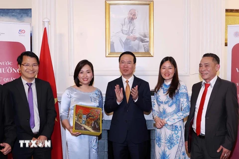 Chủ tịch nước thăm Đại sứ quán và cộng đồng người Việt tại Anh