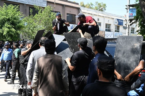 Pakistan bắt giữ gần 1.000 người biểu tình sau vụ bắt ông Imran Khan