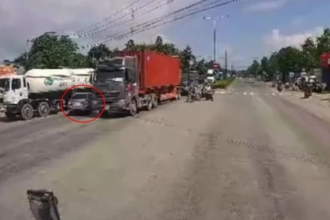 [Video] Xe con cố tình đi ngược chiều, bị kẹp giữa hai xe đầu kéo