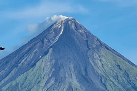 Núi lửa Mayon gia tăng hoạt động, nguy cơ chuẩn bị phun trào