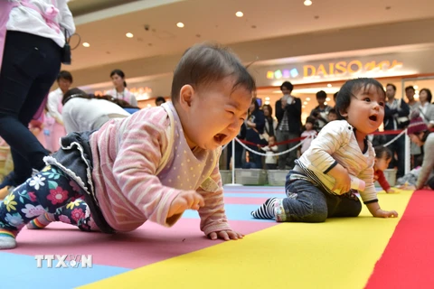 Thủ tướng Nhật Bản công bố kế hoạch hỗ trợ nhằm tăng tỷ lệ sinh