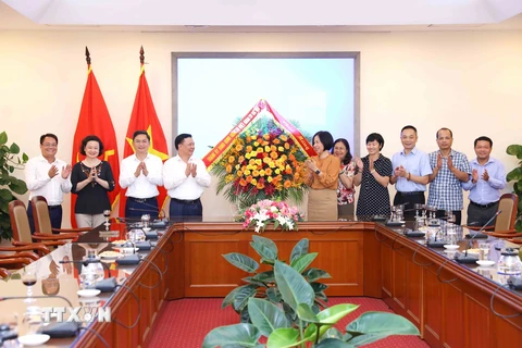 Bí thư Thành ủy Hà Nội chúc mừng TTXVN nhân ngày Báo chí Việt Nam