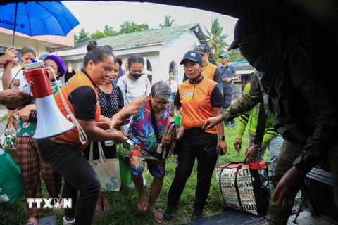 Philippines: Hàng trăm người nhiễm bệnh sau khi sơ tán do núi lửa