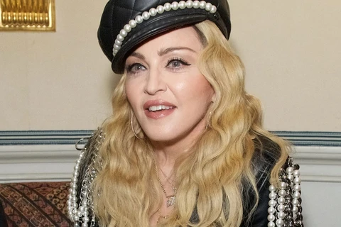 Madonna hoãn chuyến lưu diễn kỷ niệm 40 năm sự nghiệp ca hát