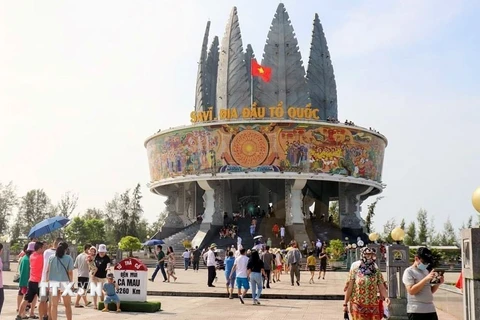 Quảng Ninh: Thành phố Móng Cái tấp nập khách du lịch dịp cuối tuần