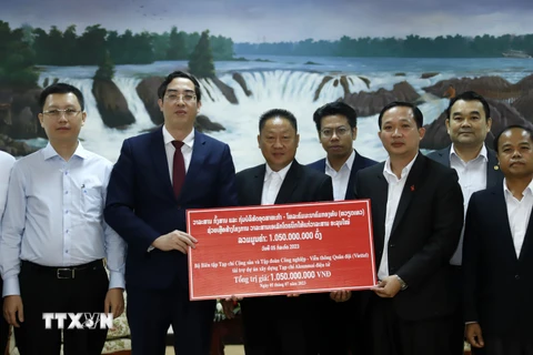 Việt Nam giúp Tạp chí AlounMai của Lào xây dựng phiên bản điện tử 