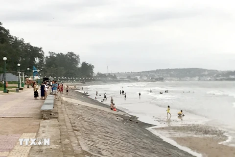 Bình Thuận: Tìm thấy thi thể nam thanh niên bị sóng biển cuốn trôi