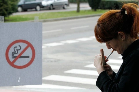 WHO hối thúc các nước tăng cường các biện pháp hạn chế hút thuốc lá