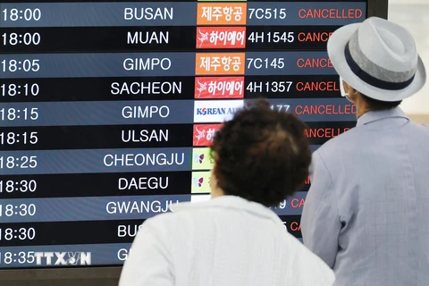 Bão Khannun đổ bộ Hàn Quốc, hàng trăm chuyến bay bị đình chỉ