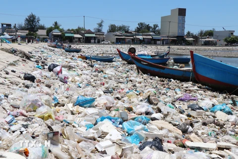 Hình ảnh rác thải nhựa phủ kín đầm nước mặn Sa Huỳnh ở Quảng Ngãi