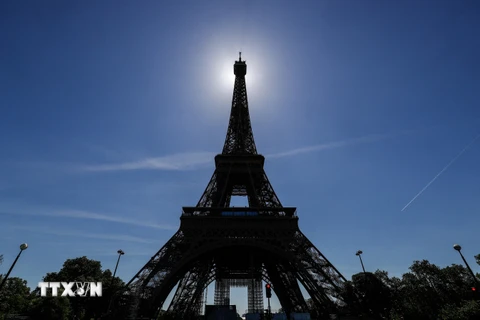 Hai du khách Mỹ say rượu, ngủ quên qua đêm trên Tháp Eiffel