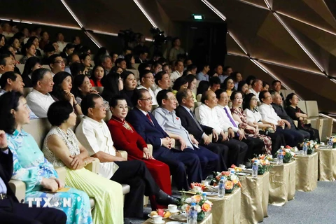 Chủ tịch Quốc hội Vương Đình Huệ cùng các đồng chí lãnh đạo, nguyên lãnh đạo Đảng, Nhà nước dự chương trình. (Ảnh: Phạm Kiên/TTXVN)