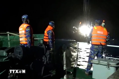 Vùng 4 Hải quân cứu nạn thành công tàu cá cùng 13 ngư dân Bình Định