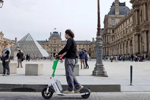 Thủ đô Paris của Pháp cấm dịch vụ cho thuê xe điện e-scooter 