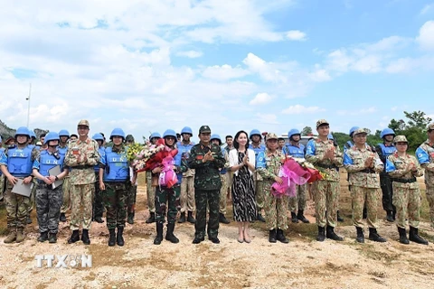 Thượng tướng Phùng Sĩ Tấn, Phó Tổng Tham mưu trưởng Quân đội Nhân dân Việt Nam tặng hoa cho các đơn vị tham gia diễn tập. (Ảnh: TTXVN phát)