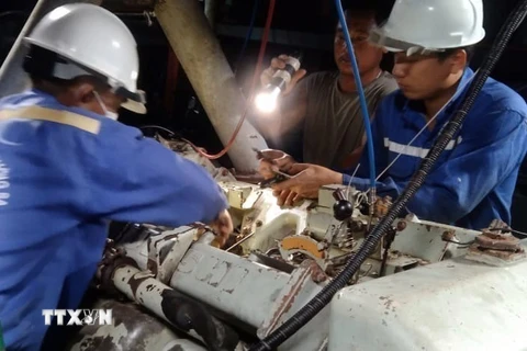 Hải quân cấp cứu ngư dân, hỗ trợ sửa chữa cho tàu cá tỉnh Quảng Nam