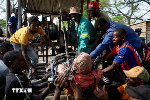 Vụ sập mỏ vàng ở Zimbabwe: Số người thiệt mạng tiếp tục tăng
